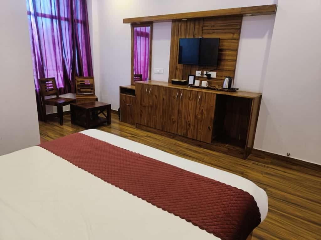 Hotel Kasauli View Cafe Restaurant Open Terrace Mountain View Bagian luar foto